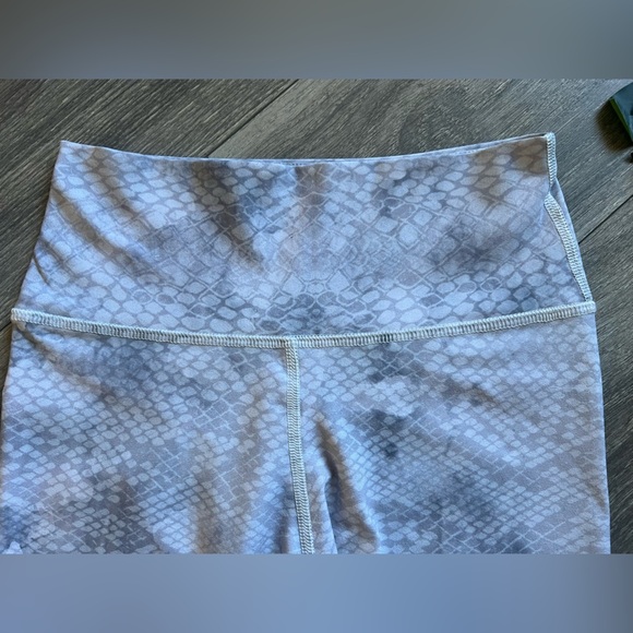 SAVVI FIT Opal leggings in white snake. Size S - Picture 7 of 12